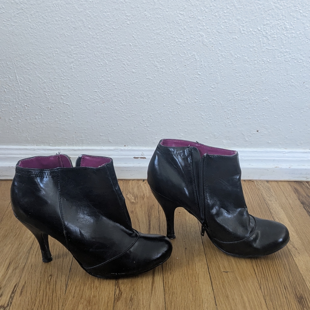 Sleek Black Heeled Boots with Rounded Toe